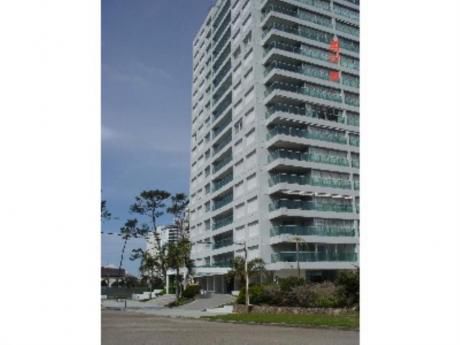 Apartamentos En Playa Mansa: Cro2202a