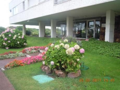 Apartamentos En Playa Mansa: Cro2224a