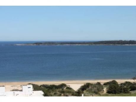 Apartamentos En Playa Mansa: Cro2949a