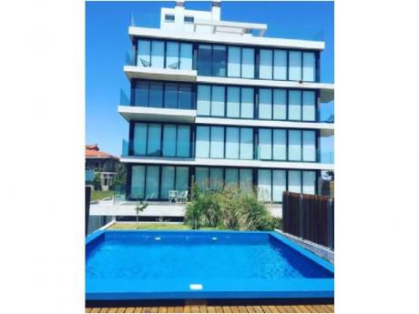 Apartamentos En Playa Mansa: Cro3744a