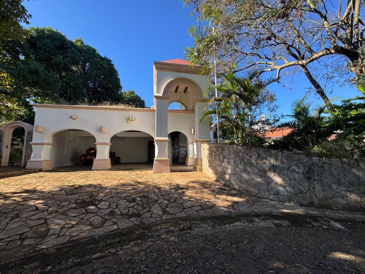 VENDO IMPONENTE RESIDENCIA CON AMPLIO PATIO EN HERNANDARIAS — foto 2