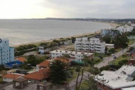 Apartamentos En Playa Mansa: Gll1055a