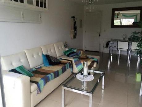 Apartamentos En Playa Mansa: Gll1081a