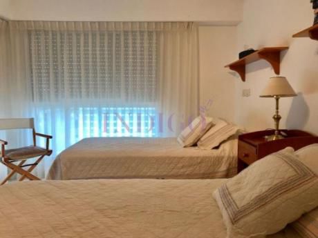 Apartamentos En Playa Mansa: Idg207a