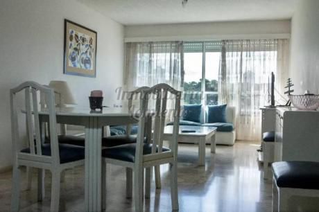 Apartamentos En Playa Mansa: Lmt536a