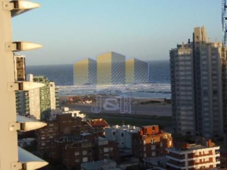 Apartamentos En Playa Mansa: Jyr1548a