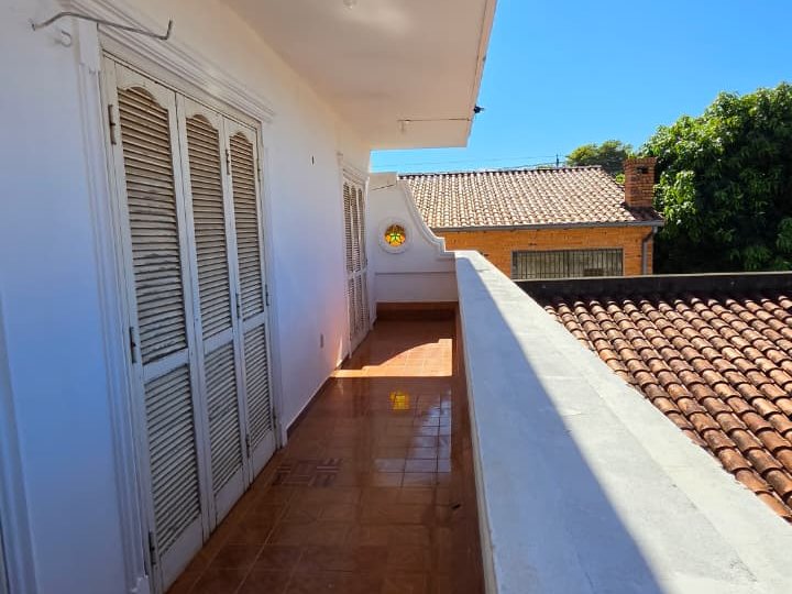 VENDO EDIFICIO EN BARRIO LOS LAURELES DE 2 PISOS CON SALON COMERCIAL — foto 2