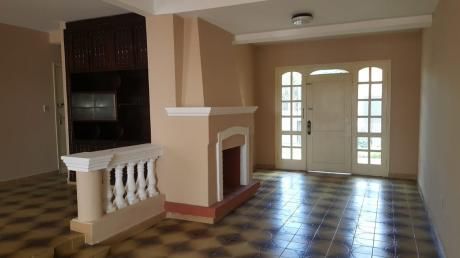 Alquilo Cómoda Casa Ubicada En Privilegiada Zona León Condú