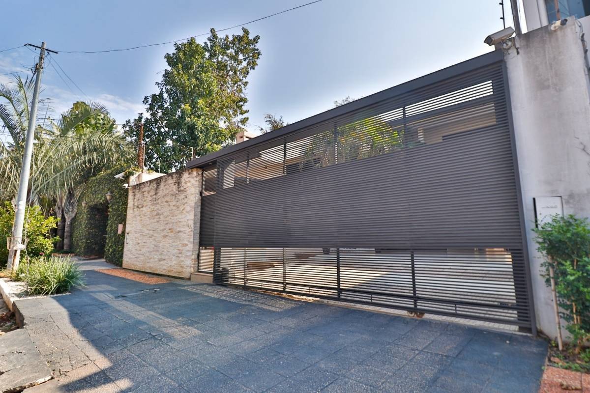VENDO PRECIOSA RESIDENCIA EN EL BARRIO LAS LOMAS — foto 2