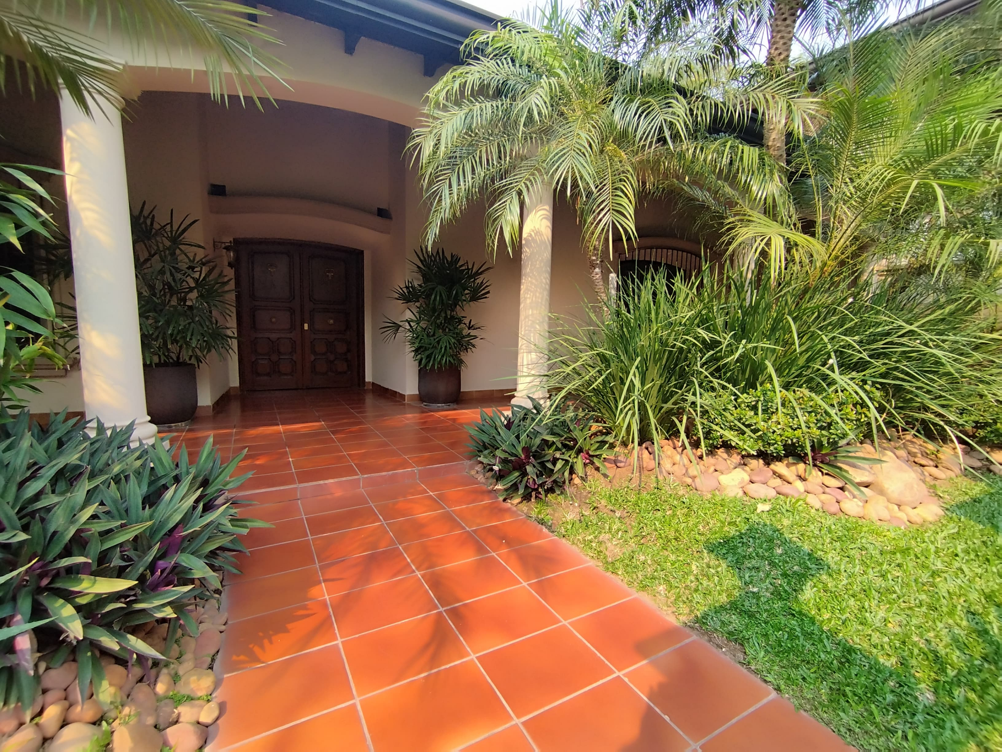 Oportunidad de Inversión en Villa Morra - Vendo Residencia, excelente ubicación — foto 3