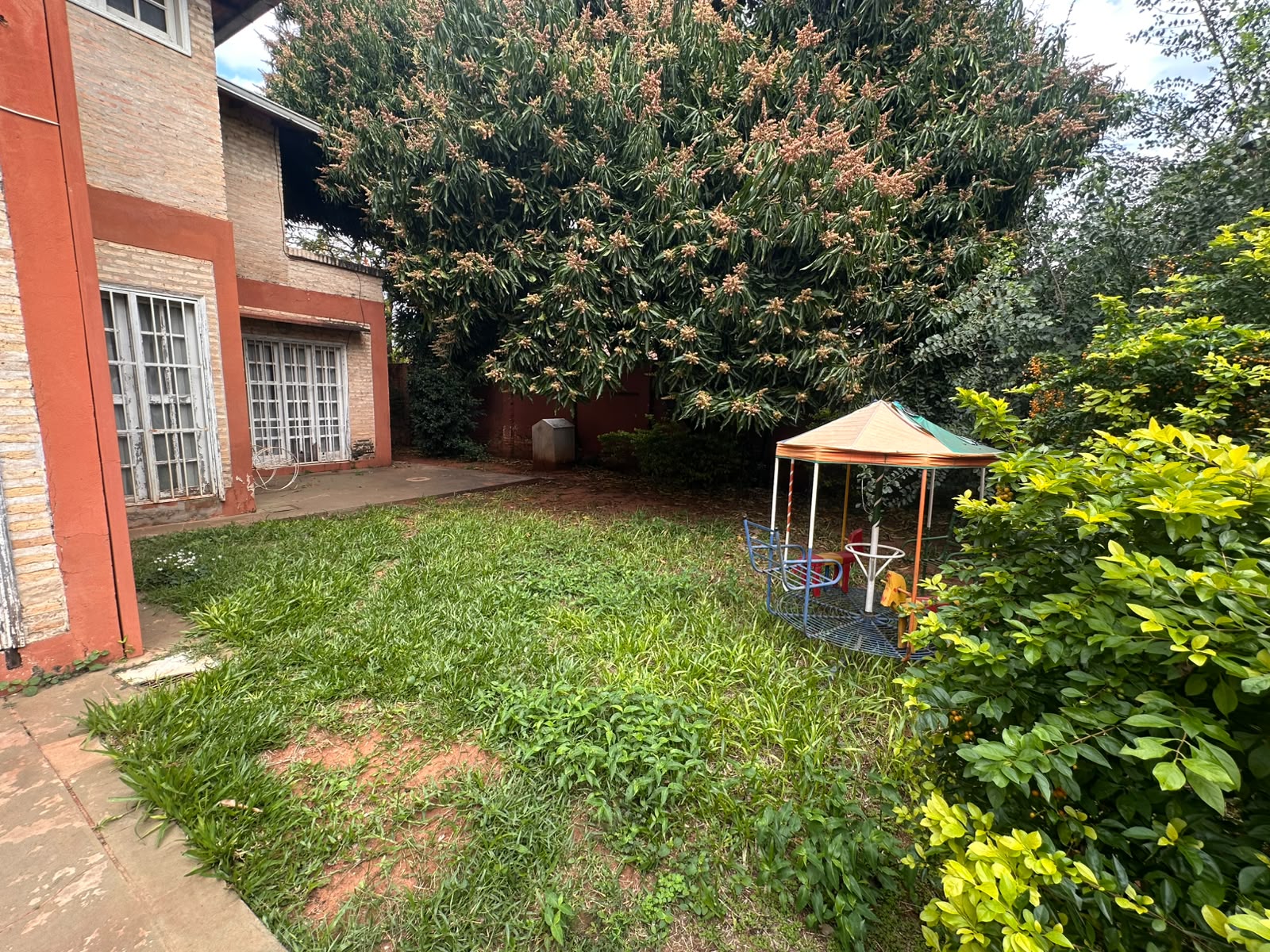 ALQUILER CASA DE 4 DORMITORIOS CON AMPLIO PATIO – BARRIO STA LIBRADA — foto 2
