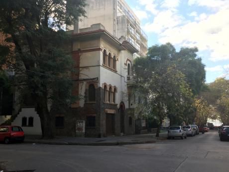 Venta, Corazón De Pocitos, Casa De Estilo Pero Ambientes Amplios Y Funcional.
