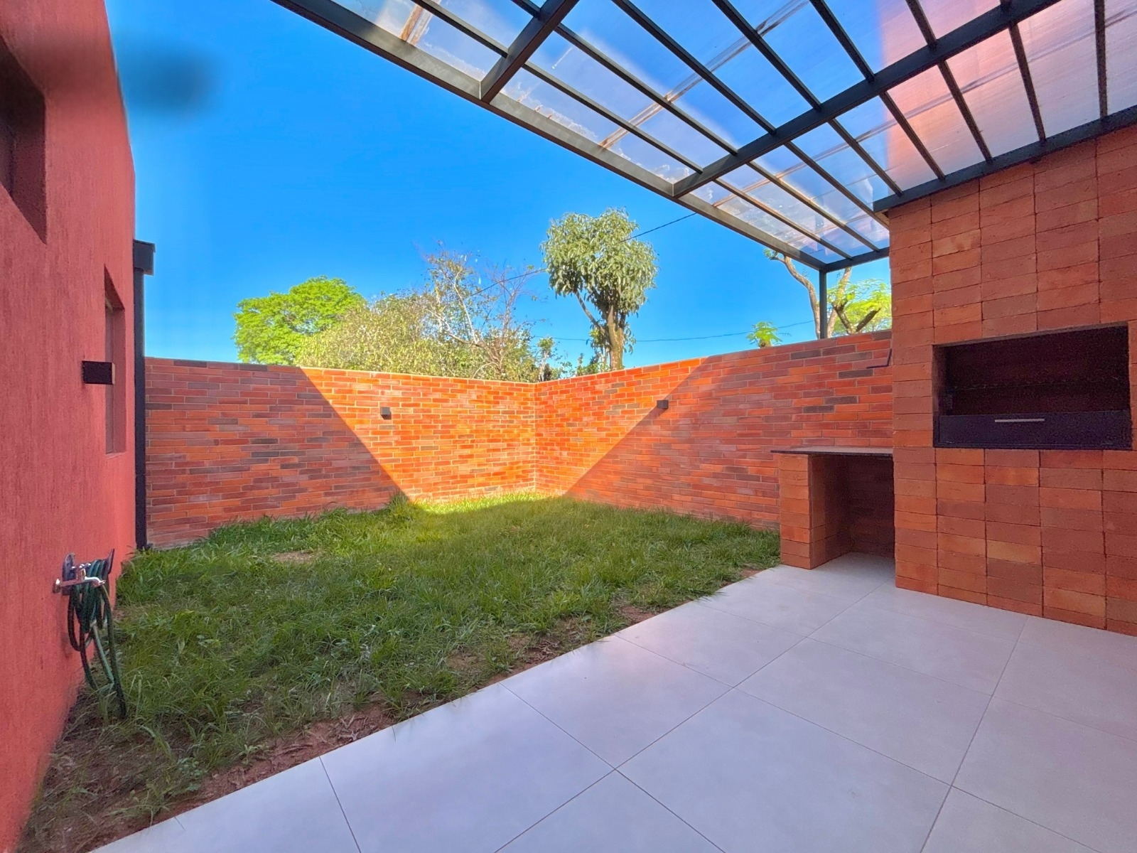 Vendo Amplia y Hermosa Casa en Luque, Barrio Cerrado Miraflores — foto 2
