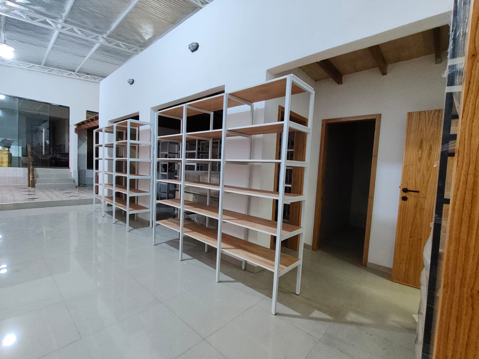 EN ALQUILER   Exclusivo Salón Comercial amoblado a estrenar sobre la Av. Artigas — foto 2