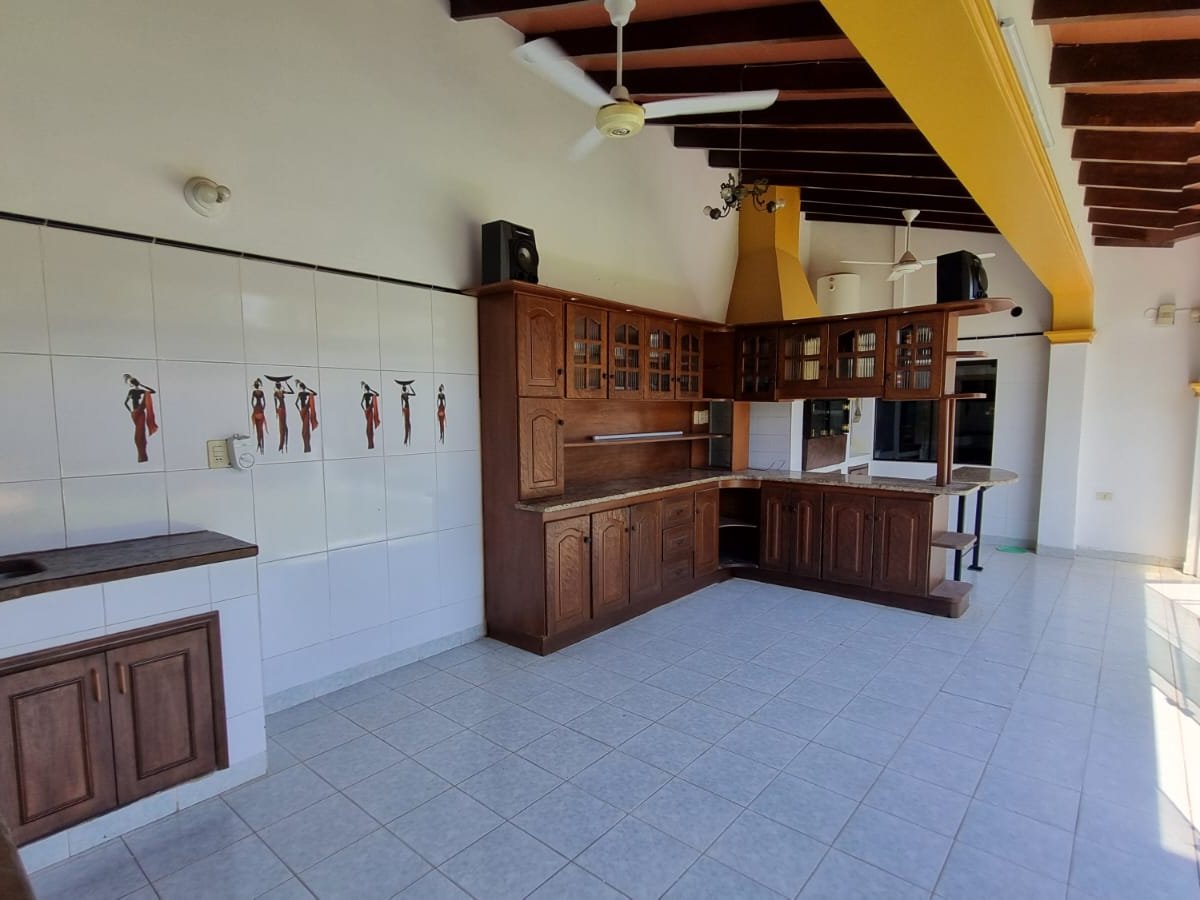VENDO RESIDENCIA EN ESQUINA EN BARRIO KENNEDY LAMBARÉ — foto 2