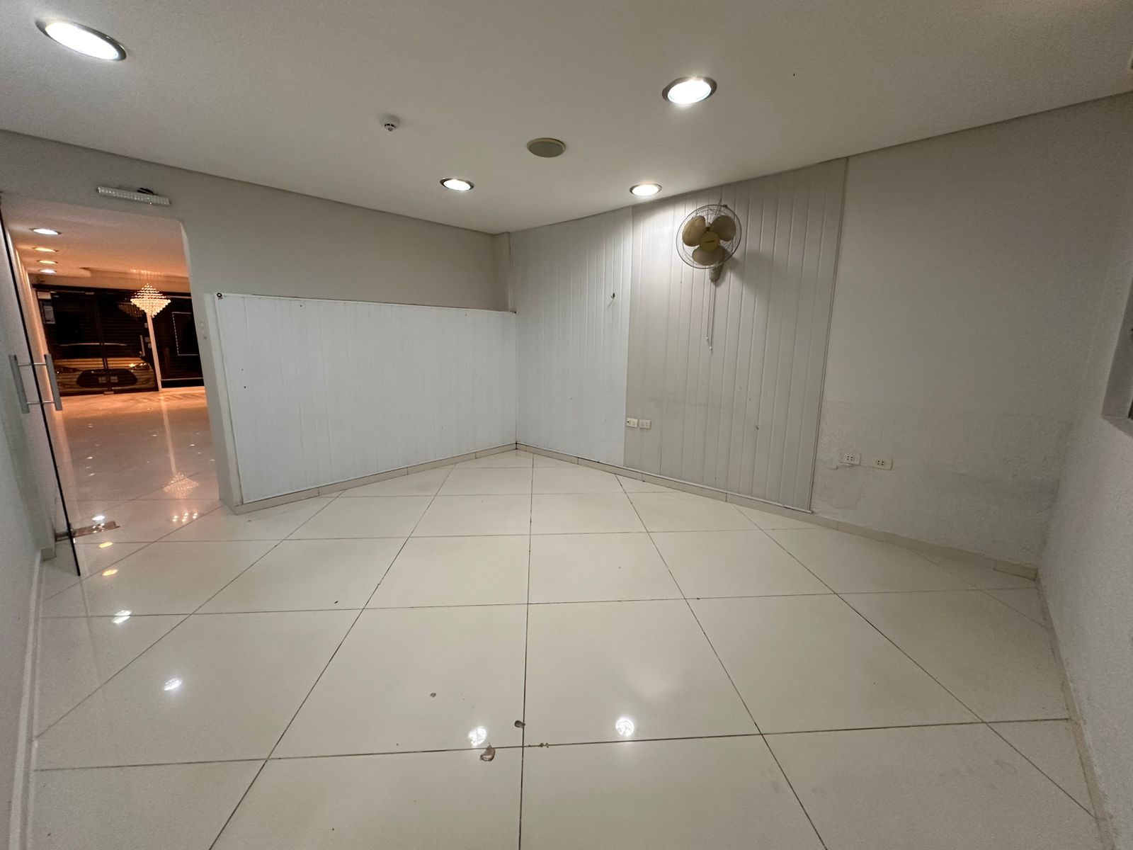 ALQUILO SALON COMERCIAL EN LAMBARE — foto 2