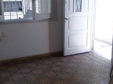 Apartamento De 2 Dormitorios En Buceo, Próximo A Comercio