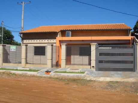 Luque / Laurelty - Hermosa Casa De 3 Dormitorios En Esquina