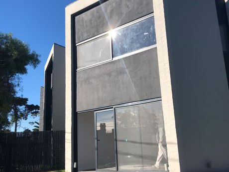 Venta Casa 2 Dormitorios Piscina Parque Miramar
