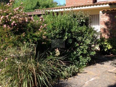 Casa De 3 Dormitorios En Carrasco Sur