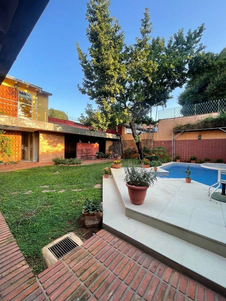 Amplia residencia 4 dorm. con piscina | Las Mercedes — foto 2