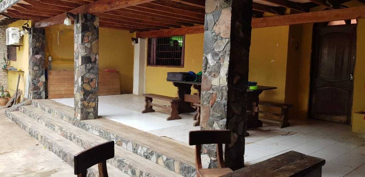 EN VENTA AMPLIO TERRENO con CHALET en LAMBARÉ. — foto 2