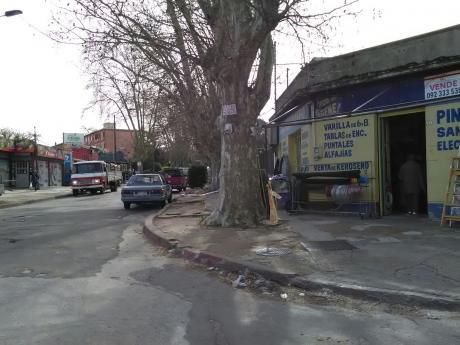 Local Esquina En Muy Buena Zona Comercial