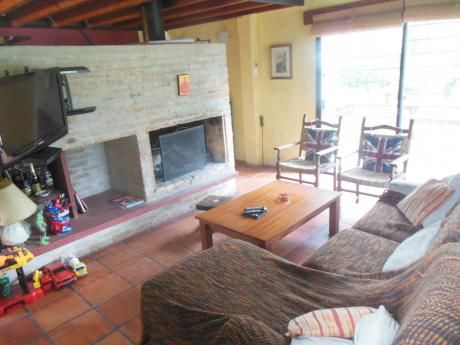 De 3 Dormitorios Y 2 Baños. Amplio Garaje En Gran Lote 1.000 M2
