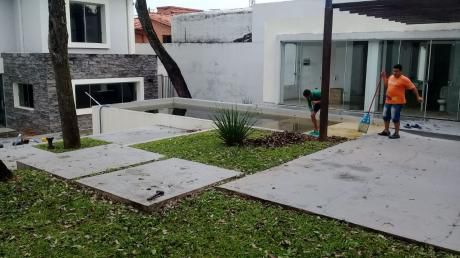 Hermosa Casa Minimalista Con 5 Suite Zona Mburuvicha Roga