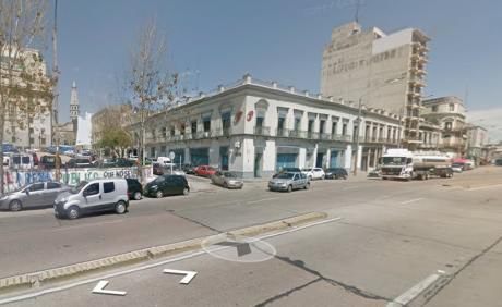 única. Gran Esquina Sobre Rambla Y Solís, Local + Parking.