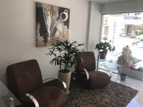 A Una Cuadra De La Rambla,amplio Living Comedor Y Cocina Definida