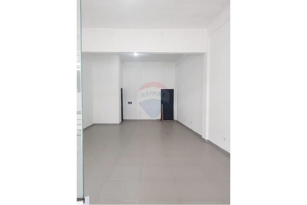 ALQUILO SALON COMERCIAL FRENTE LA UNA — foto 2