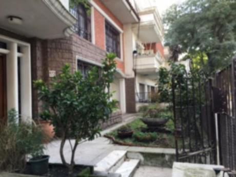 Casa De 3 Niveles De Estilo, Con Jardín, Patio, Calefacción