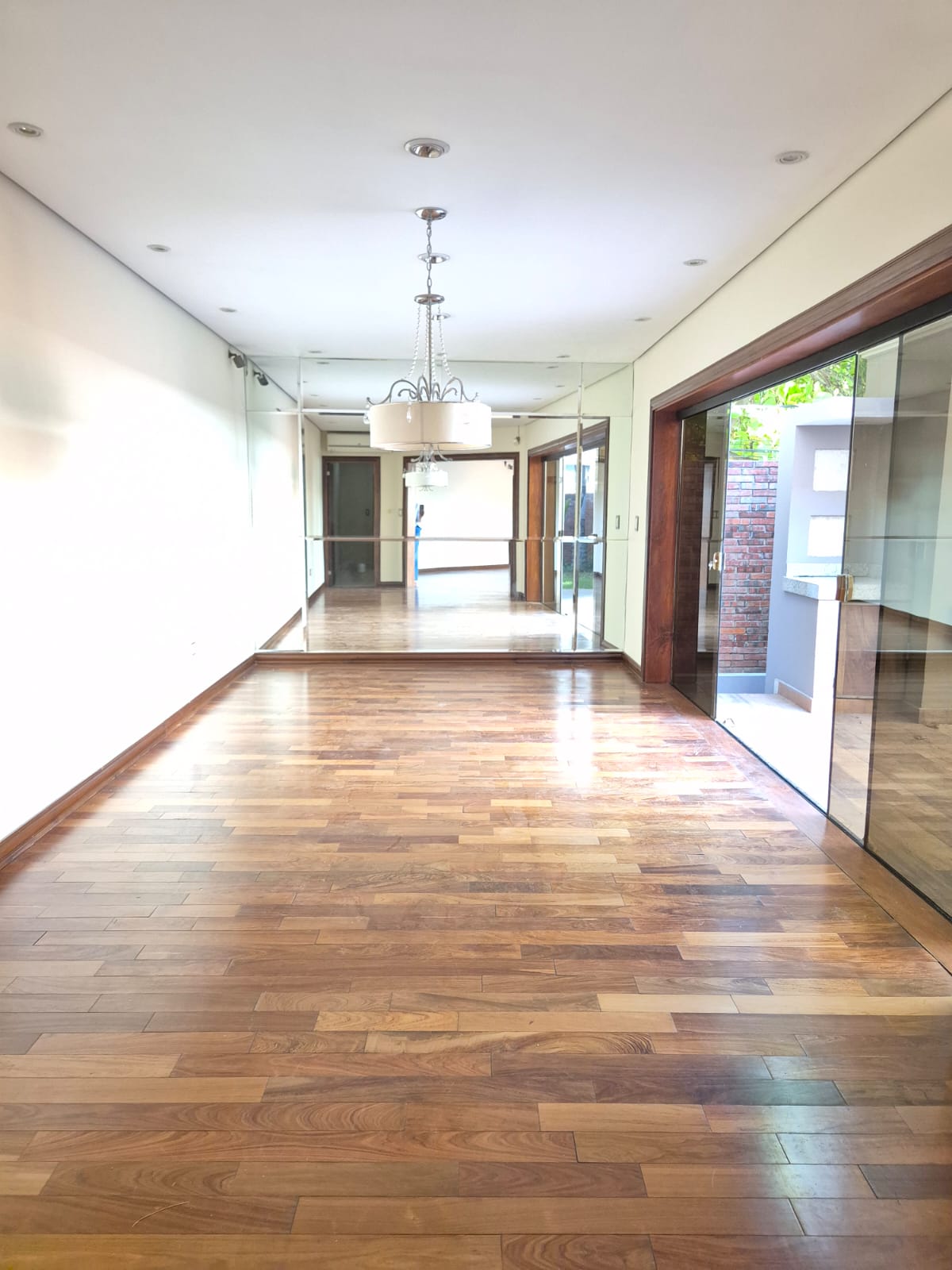 Hermosa Casa Pareada De Tres Suites ! — foto 2
