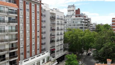 Se Vende En Pocitos Apartamento De 4 Dormitorios 2 Baños Y Garaje X2