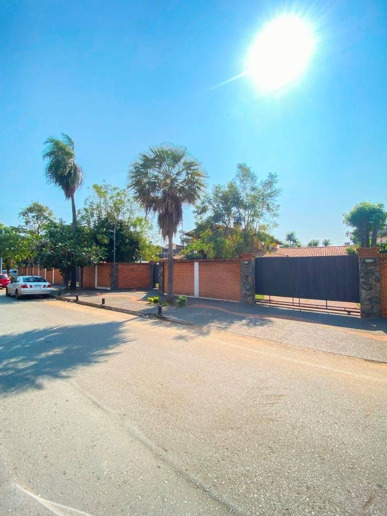 EN VENTA HERMOSA RESIDENCIA EN FERNANDO DE LA MORA ZONA SUR — foto 2