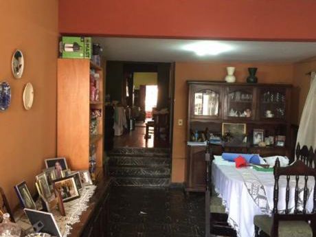 Se Vende Casa De 4 Dormitorios, El Barrio Las Mercedes