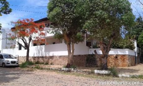 Importante Casa En Barrio Jara