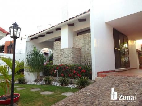 ¡hermosa Casa En Barrio Hamacas!
