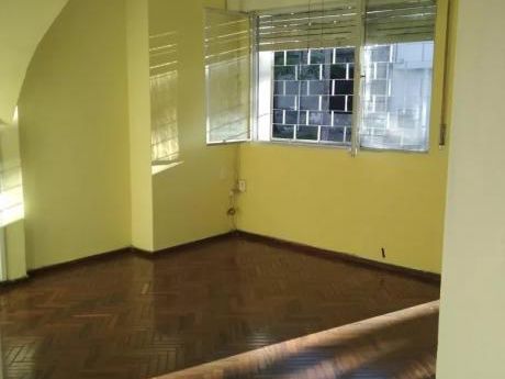 Prox Al Mam, Casa 2 Dorm, Al Frente,amplia Con Patio. Segura Con Rejas!