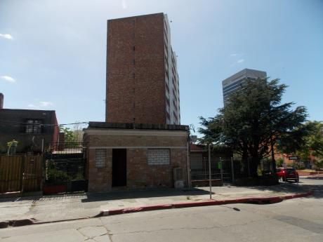 A Una Cuadra De Av. Rivera Frente A Montevideo Shopping - A Reciclar!