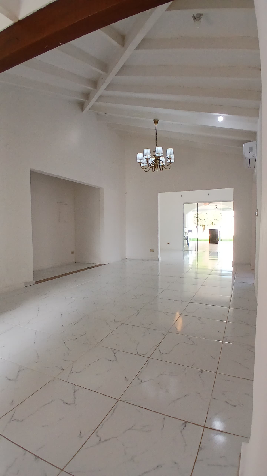 ALQUILO HERMOSA CASA DE UNA PLANTA EN LOS LAURELES — foto 3