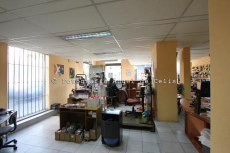 Amplio Local Comercial Independiente Sobre Avda. Rivera