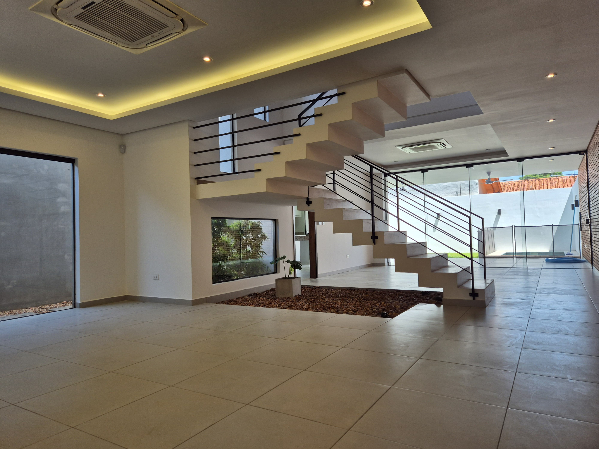 ALQUILO PRECIOSA CASA PAREADA (DÚPLEX) CON PISCINA – ZONA CONMEBOL — foto 2
