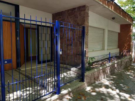 Casa De 2 Plantas Frente Al Liceo ,3 Dormit