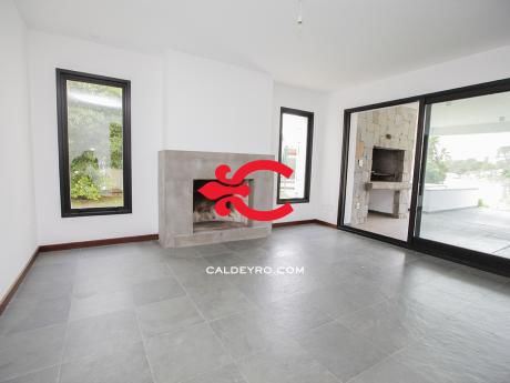 Apartamento Frente Al Lago En Edificio Areia Ref.: 4735