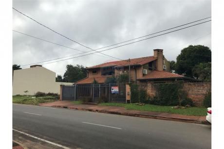 Amplia Residencia En Barrio Villa Adela Luque