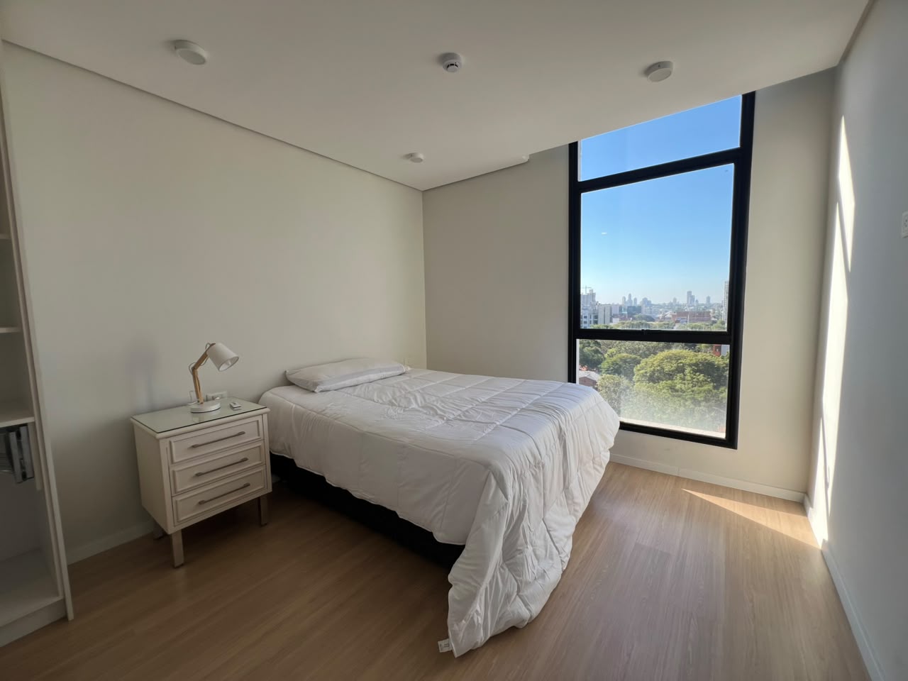 ALQUILO – DEPARTAMENTO AMOBLADO DE 2 DORMITORIOS, DOBLE COCHERA Y DOMÓTICA — foto 2