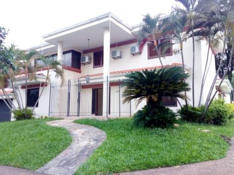 Amplia Residencia En Barrio Jara Zona Universidad Americana
