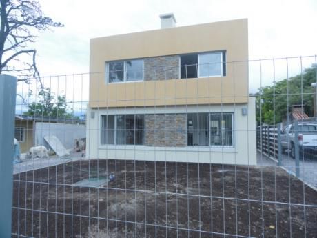 Estrene Ya, Sobre Calle Asfaltada, Con Locomocion En La Puerta